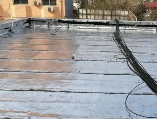 德州市卫生间漏水维修公司分享下德州市屋面楼顶防水刚性防水层施工要点。